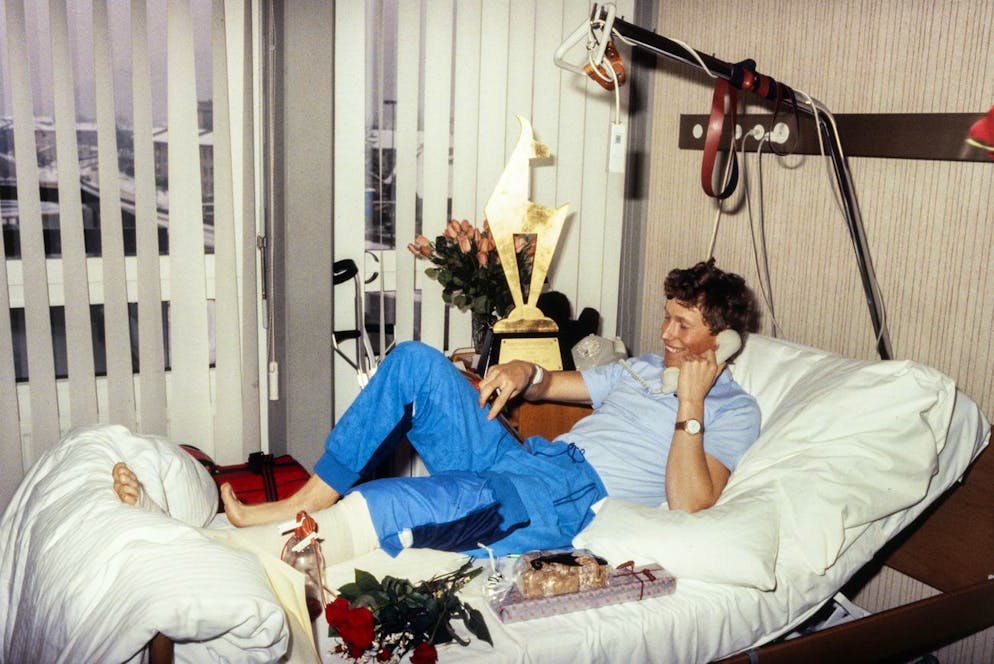 Pirmin Zurbriggen - der grösste Skistar der 80er-Jahre. Das Knie der Nation hielt die Schweiz in Atem: Pirmin Zurbriggen im Spital in Muttenz (BL) nach einer Meniskusoperation im Jahre 1984. (KEYSTONE/Michael Kupferschmidt). 