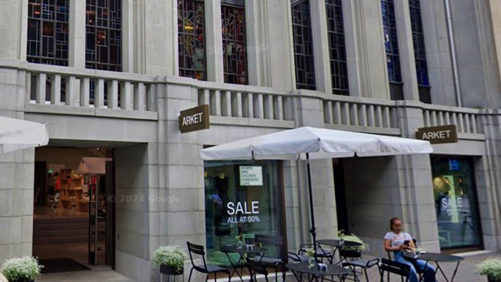 Der schwedische Kleiderladen Arket überklebt in den Schweizer Läden seine Euro-Preise.