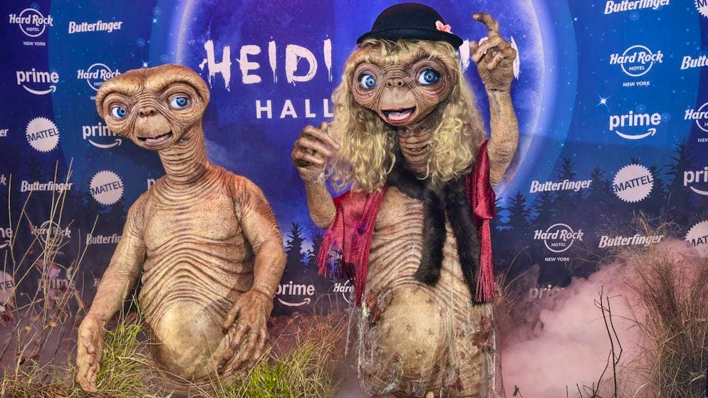Heidi Klum (a destra) e il marito Tom Kaulitz (a sinistra) partecipano al loro party di Halloween a New York nei panni di E.T. (31 ottobre 2024)