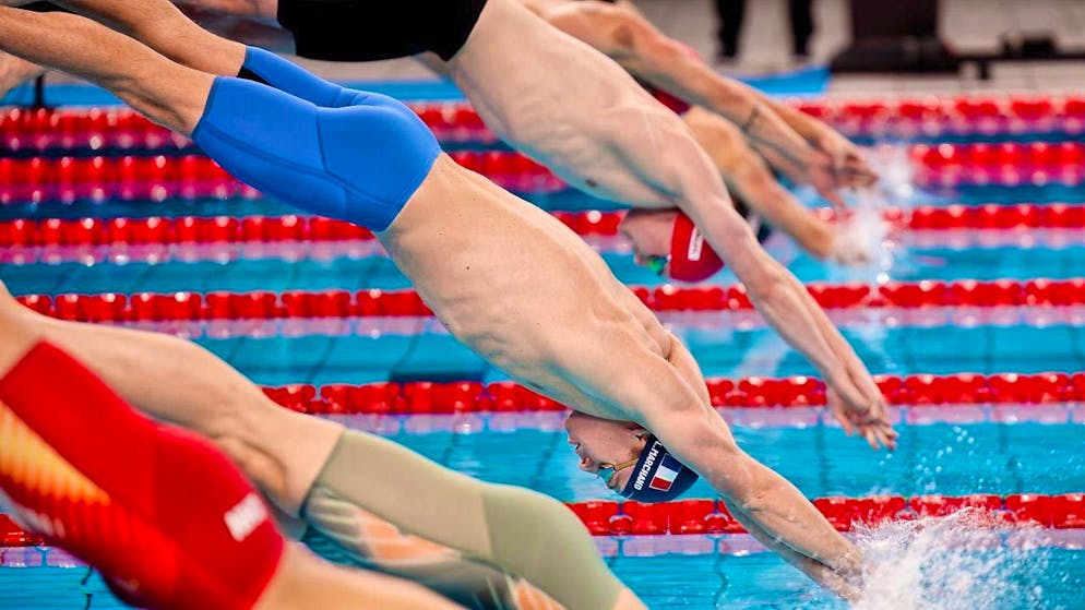Léon Marchand (center/blue) sets new standards at the Short Course World Cup in Singapore