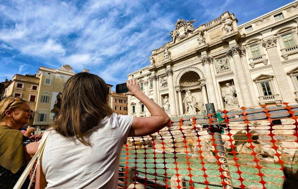 Obstructed view of the Trevi Fountain: Due to restoration work, tourists have to throw their coins into a paddling pool instead of the original.