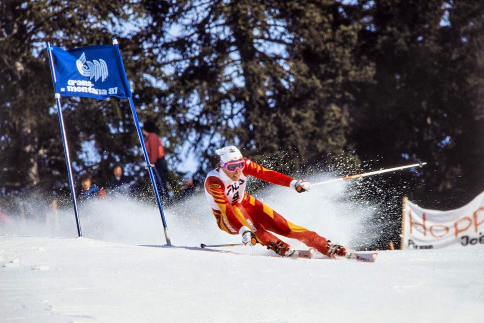 Pirmin Zurbriggen - der grösste Skistar der 80er-Jahre. Den Skihelm trugen damals nur die Abfahrer: Pirmin Zurbriggen fährt im Riesenslalom an den Alpinen Skiweltmeisterschaften in Crans Montana 1987 auf den ersten Platz, aufgenommen am 4. Februar 1987. Durch diesen Sieg gewinnt er seine zweite Goldmedaille an diesem Wettbewerb. (KEYSTONE/Str)