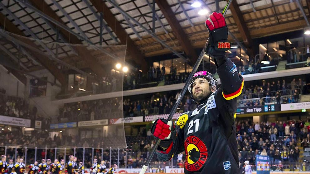 Strong sign from Bern - Gallery. Bern's oldie Simon Moser is celebrated by the fans after his two goals