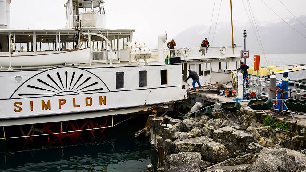 Il battello storico è rimasto incastrato nel pontile di Cully dopo una tempesta.
