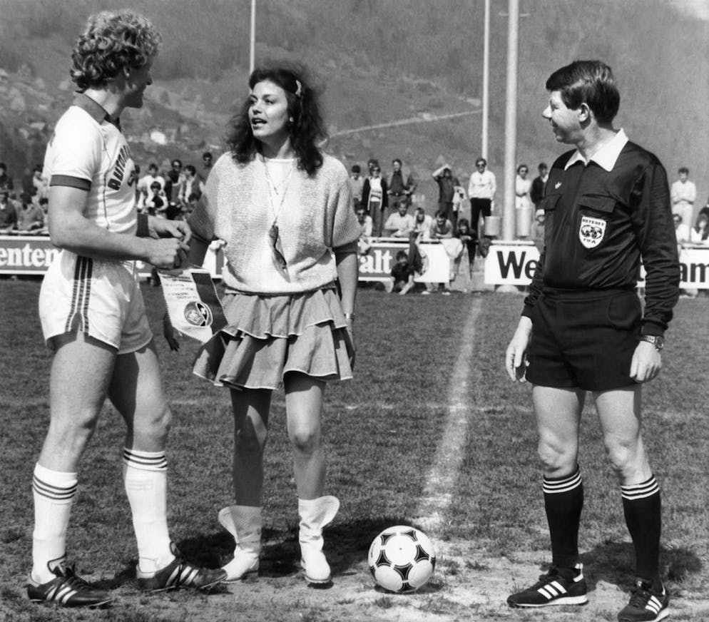 Pirmin Zurbriggen - the biggest ski star of the 80s. For once, Peter Müller is not in Pirmin Zurbriggen's shadow: Honorary kick-off player Monika Kälin (center), skiing ace Peter Müller (left) and referee Ruedi Renggli (right) at the Swiss Ski Nation's fun game against a celebrity team as part of the Swiss Ski Festival, taken on April 23, 1983 in Buochs.