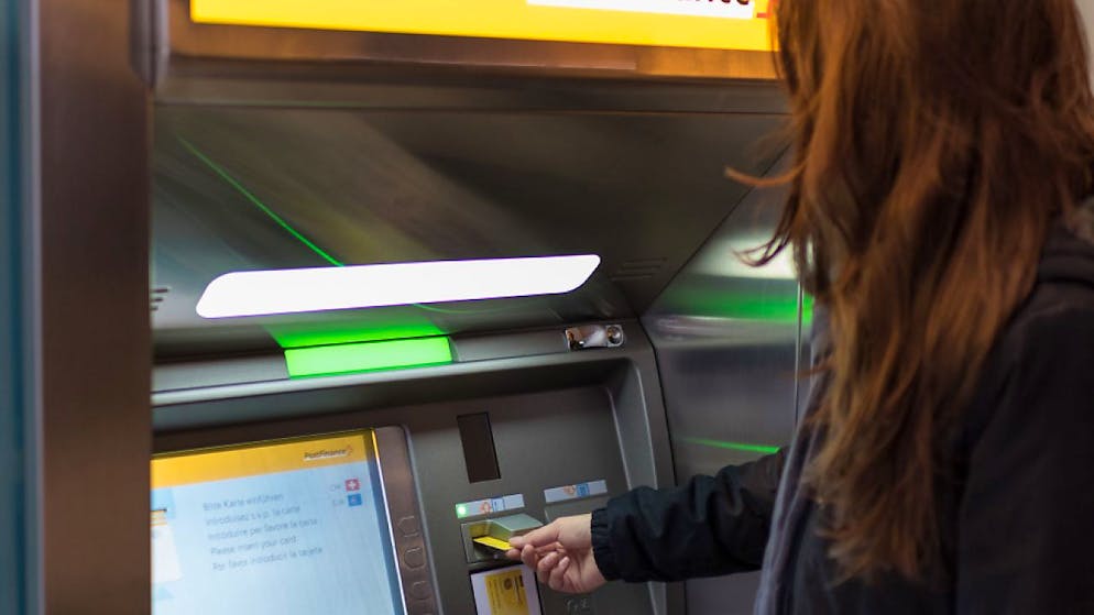 La panne a notamment affecté les retraits d'argent liquide aux Postomats (archives).