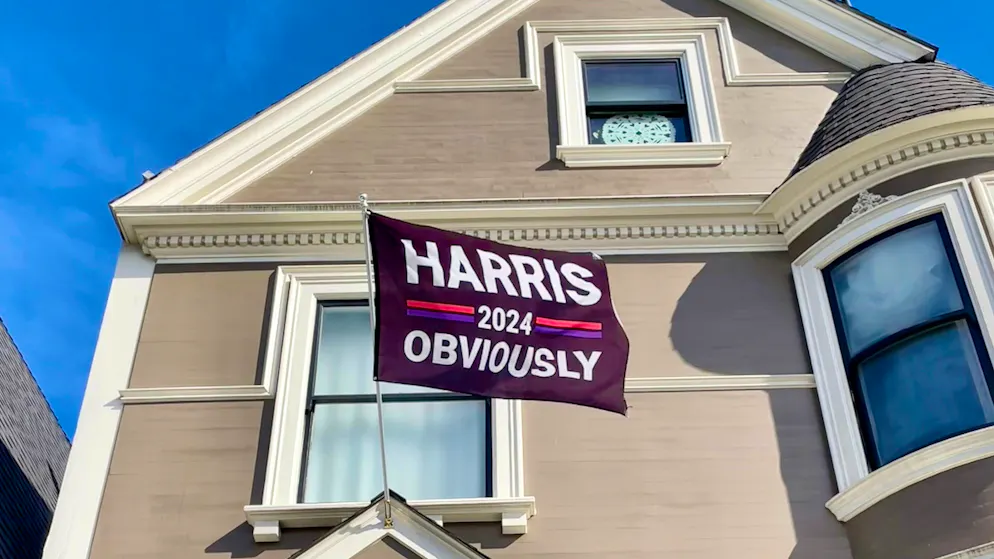 Eine Harris-Wahlkampffahne flattert in San Francisco.