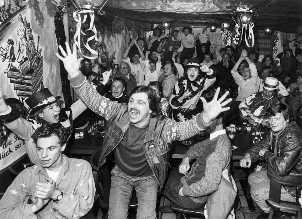 Pirmin Zurbriggen - der grösste Skistar der 80er-Jahre. Public Viewing für ein Skirennen: Im Heimatdorf von Pirmin Zurbriggen in Saas-Almagell im Kanton Wallis feiern seine Fans vor einem Fernseher den ersten Platz und damit Gold für Pirmin in der Abfahrt an der Winterolympiade in Calgary, Kanada, vom 15. Februar 1988 . (KEYSTONE/Str)