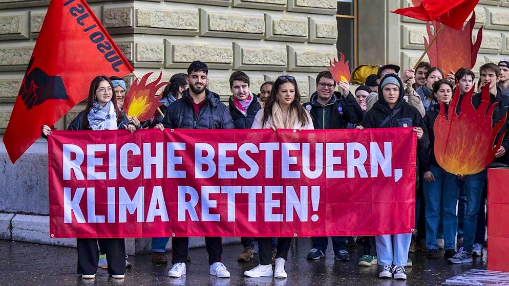 Juso members submitting the popular initiative "For a social climate policy - fairly financed through taxation" in Bern in February of this year. The Juso also speak of the "Future Initiative".