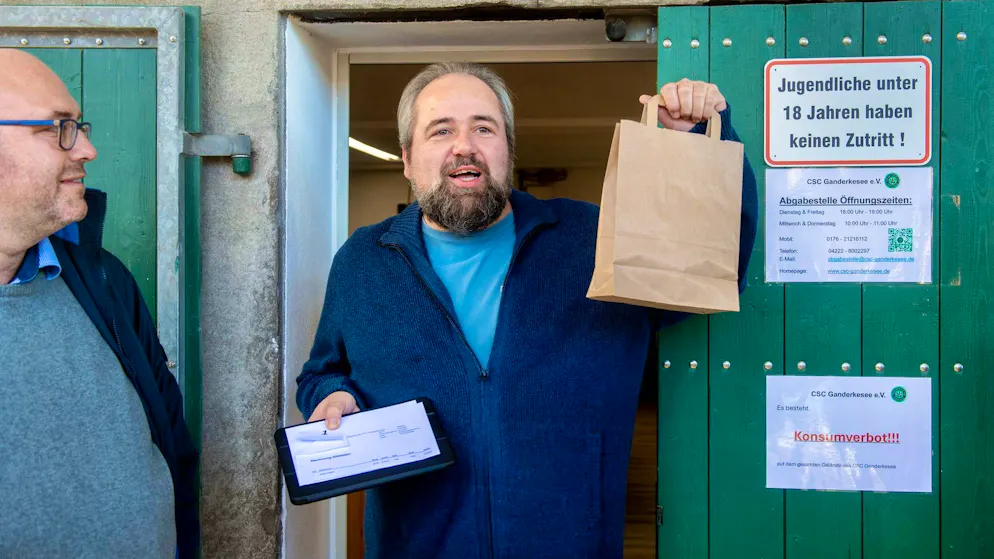 Michael Jaskulewicz is the first member of the Cannabis Social Club Ganderkesee to legally purchase cannabis.