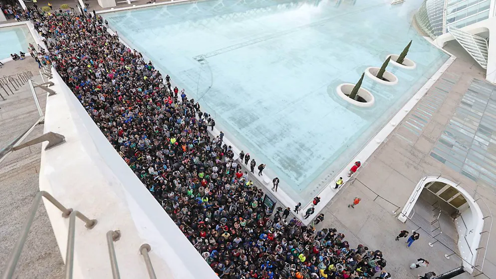 Des milliers de volontaires se sont mobilisés samedi à Valence pour aller aider dans les localités de la région sinistrées par les intempéries qui ont fait plus de 200 victimes.