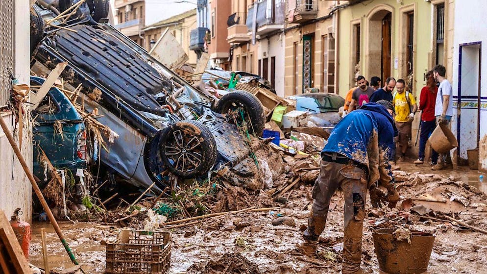 dpatopbilder - Several people clean up the damage caused by the storm. Photo: Rober Solsona/EUROPA PRESS/dpa