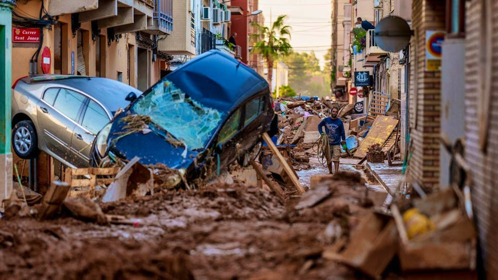 More than 100,000 volunteers on their way to Spanish villages - Gallery. Cars, furniture and mud pile up in the streets.