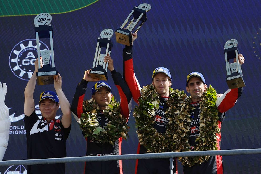 Sebastien Buemi (droite), Brendon Hartley (centre) et Ryo Hirakawa (gauche) 