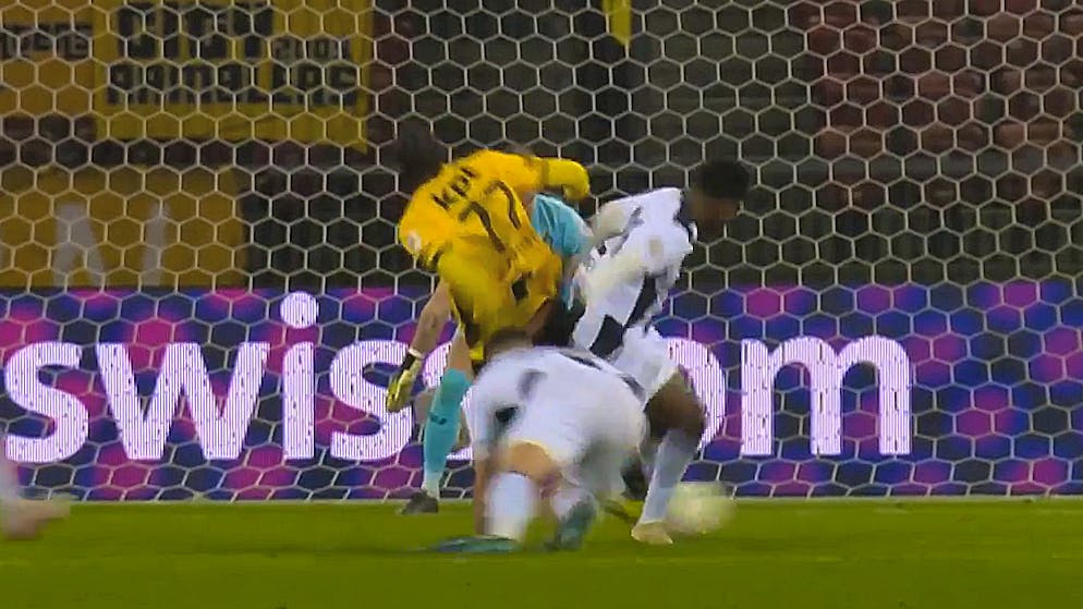 Was that a foul?. What referee expert Erlachner says about the non-penalty before Monteiro's boot throw