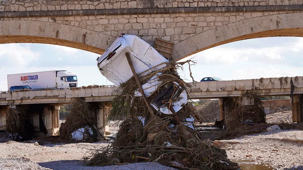 Ein Auto steht nach den Überschwemmungen am Stadtrand von Valencia. 