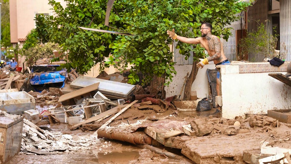 More than 100,000 volunteers on their way to Spanish villages - Gallery. 10,000 soldiers and police officers to reinforce aid on the ground.