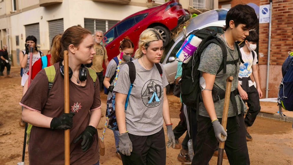 More than 100,000 volunteers on their way to Spanish villages - Gallery. Wave of solidarity in the face of immense devastation. 