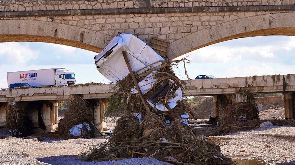 dpatopbilder - A car stands on the outskirts of Valencia after flooding. Photo: Alberto Saiz/AP
