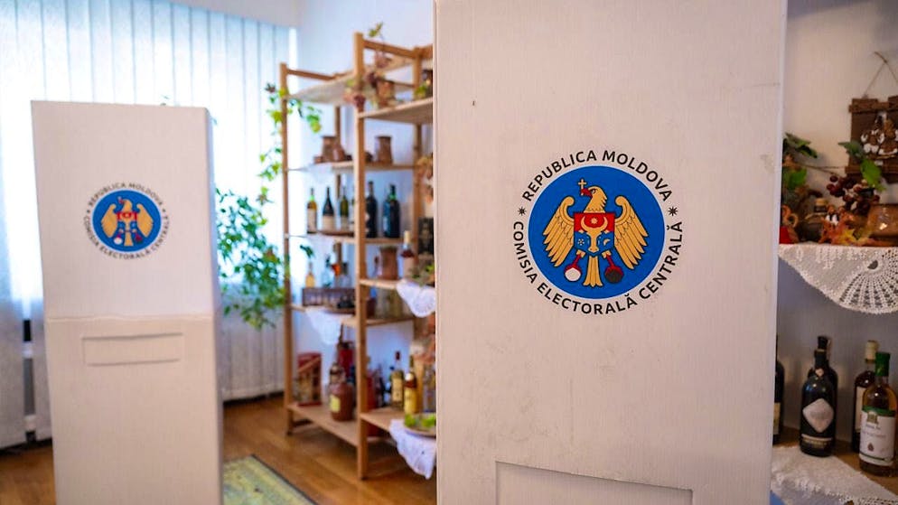 Voting booths in the embassy of the Republic of Moldova. Photo: Christophe Gateau/dpa
