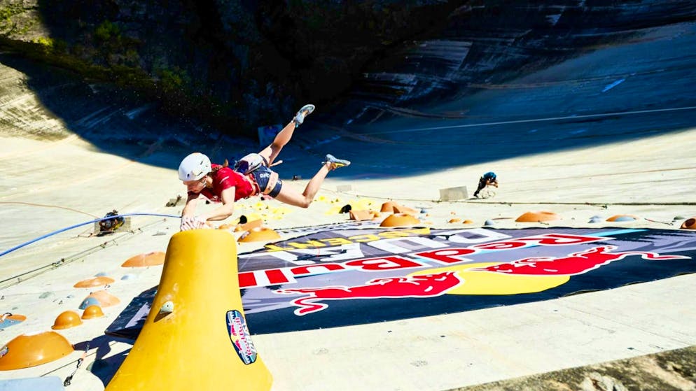 Climbing spectacle on the 220-meter dam in the Verzasca Valley. After a spectacular final day at the globally unique "Red Bull Dual Ascent" multi-pitch climbing competition at the Verzasca Valley dam, the best mixed teams in this discipline have been chosen.