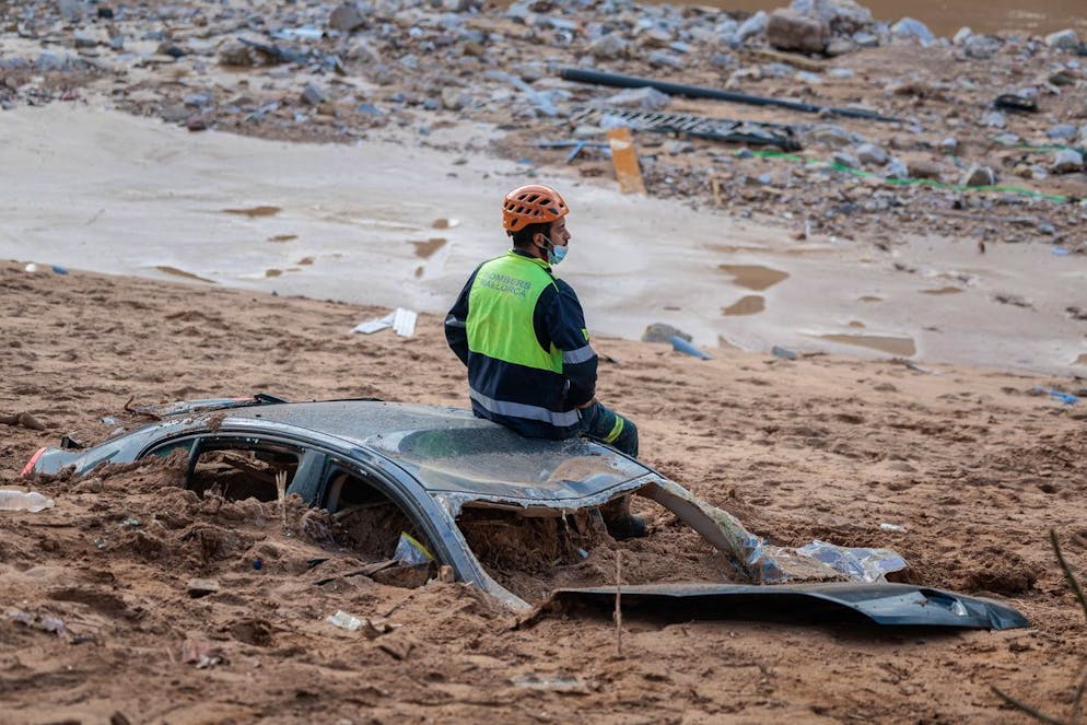 Le inondazioni in Spagna. Un vigile del fuoco siede sul tetto di un'auto sepolta dal fango dopo un'alluvione improvvisa a Paiporta, provincia di Valencia, Spagna orientale, 03 novembre 2024.