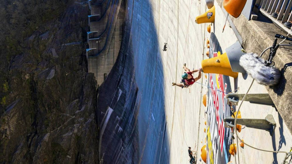 Climbing spectacle on the 220-meter dam in the Verzasca Valley. "Nevertheless, it was a great experience and a unique atmosphere at the dam," Kümin continues.