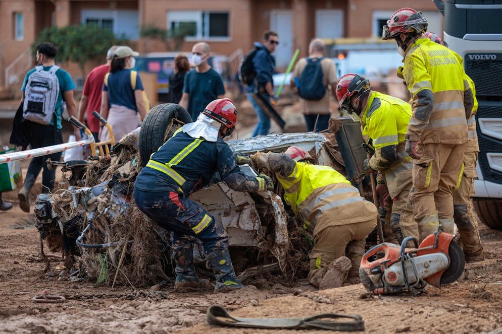 Le inondazioni in Spagna. I vigili del fuoco cercano vittime all'interno di un'auto dopo un'alluvione improvvisa a Paiporta, provincia di Valencia, Spagna orientale, 03 novembre 2024.
