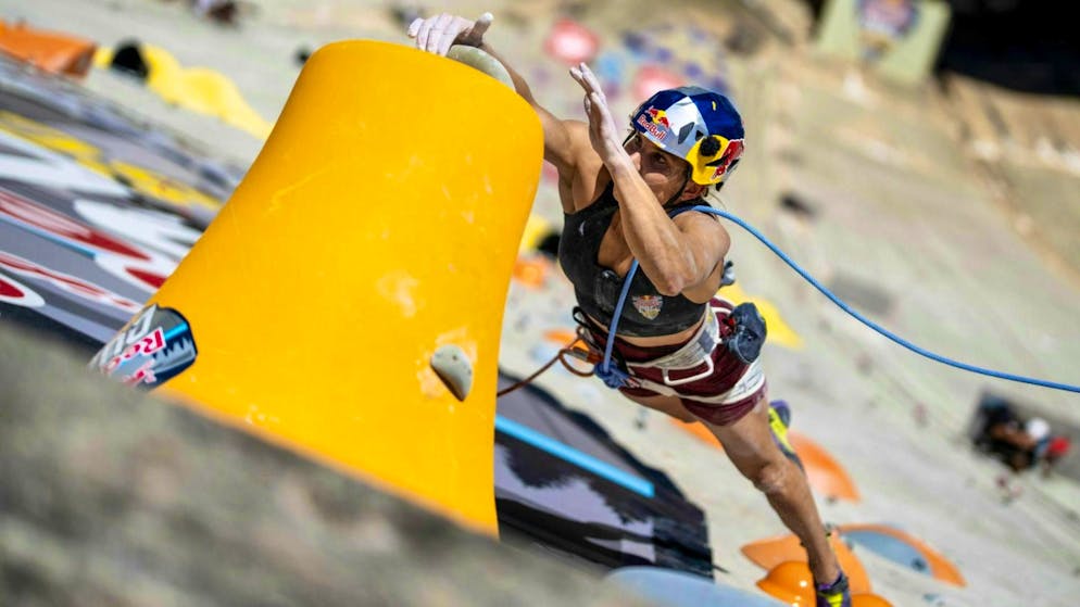 Climbing spectacle on the 220-meter dam in the Verzasca Valley. The event is a great challenge for all participants.