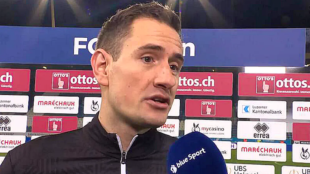 Referee explains penalty error in Lucerne. 