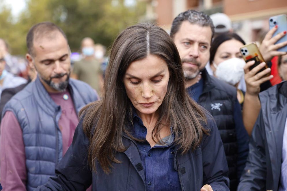 Le inondazioni in Spagna. La regina Letizia reagisce abbassando la testa durante una visita a Paiporta, Spagna orientale, 03 novembre 2024.