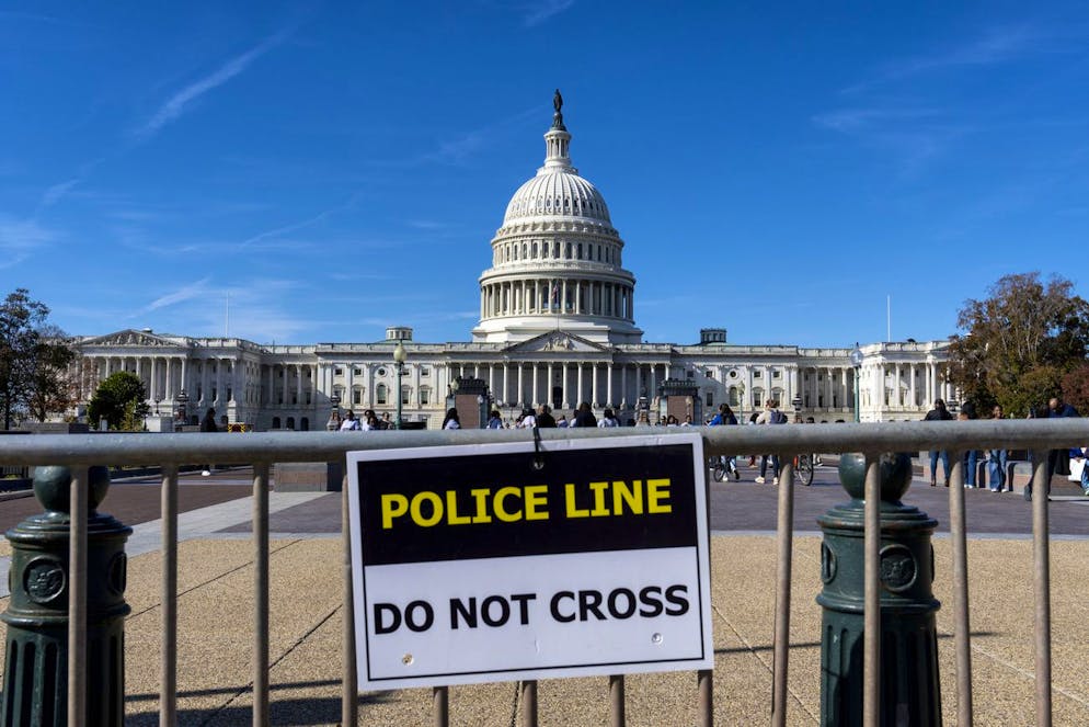 Des visiteurs se promènent autour du Capitole à Washington, le samedi 2 novembre 2024. En prévision du jour de l'élection, des barrières ont été installées. (AP Photo/J. Scott Applewhite)