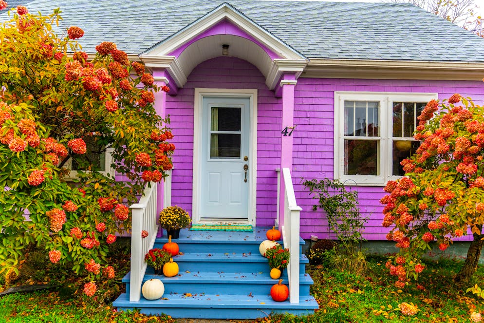 Unterwegs in der kanadischen Provinz: So schön ist Nova Scotia im Herbst. Die Veranden der farbenprächtigen Häuschen in Lunenburg sind im Herbst mit Kürbissen verziert. 