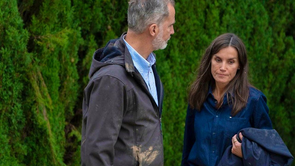 King Felipe VI (l) and Queen Letizia of Spain visit the area affected by the floods. Photo: Rober Solsona/EUROPA PRESS/dpa