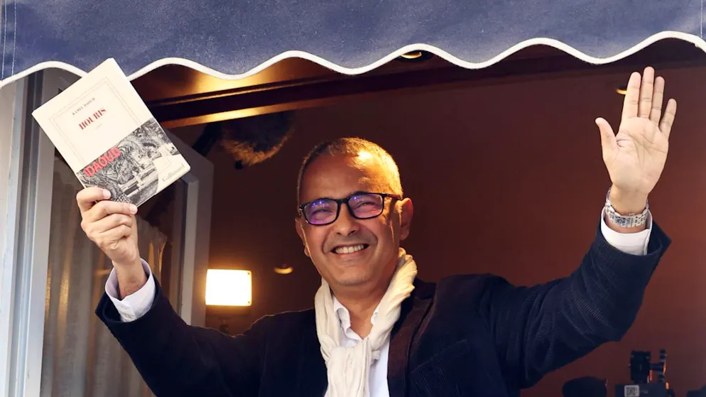 Le Goncourt 2024 attribué à Kamel Daoud pour son roman «Houris» - Gallery. Kamel Daoud célèbre son prix Goncourt à la fenêtre de chez Drouant.