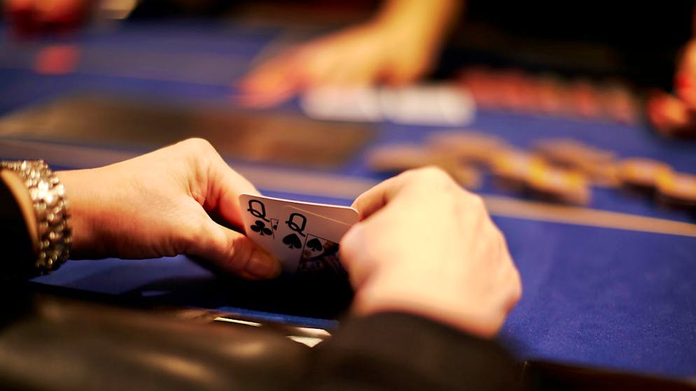 Dans le bar perquisitionné vendredi soir suite à des indices portant sur des jeux d'argent illégaux, plus de 20 personnes assises à des tables jouaient aux cartes, indique l'autorité de surveillance des maisons de jeu. Elles ont été interrogées (Photo d'illustration).