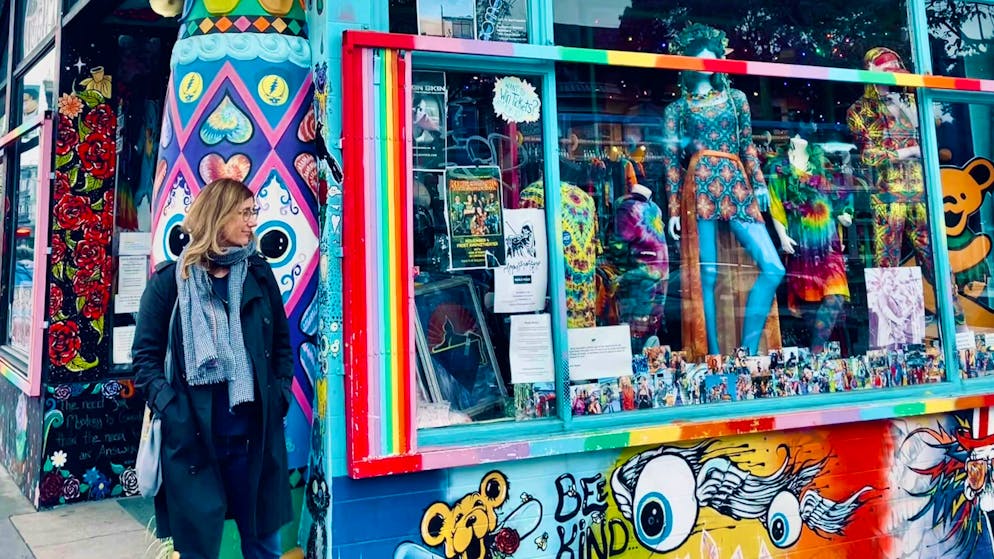 La corrispondente dagli Stati Uniti Helene Laube in Haight Street a San Francisco, California.