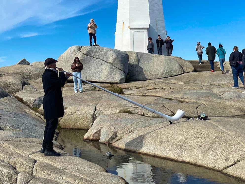 Unterwegs in der kanadischen Provinz: So schön ist Nova Scotia im Herbst. Davor bläst ein Schweizer Auswanderer sein Alphorn. 