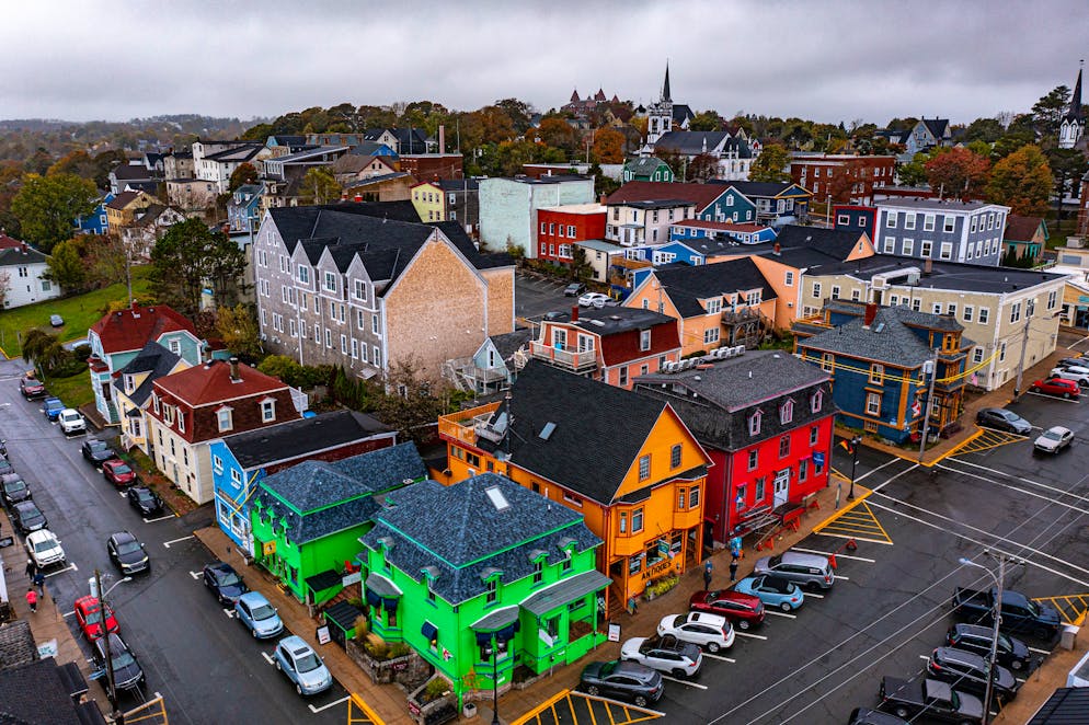 Unterwegs in der kanadischen Provinz: So schön ist Nova Scotia im Herbst. Kleine Fischerörtchen wie Lunenburg – zählt seit 1995 zum Unesco-Weltkulturerbe – laden zum Schlendern ein.