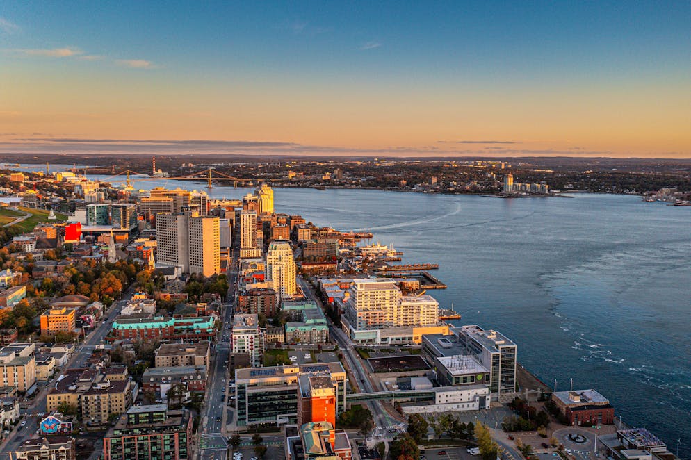 Unterwegs in der kanadischen Provinz: So schön ist Nova Scotia im Herbst. Halifax' Skyline kann sich sehen lassen. 