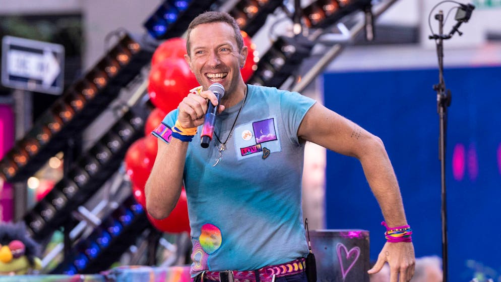 Momenti di paura. Il cantante dei Coldplay Chris Martin cade in una botola sul palco durante un concerto