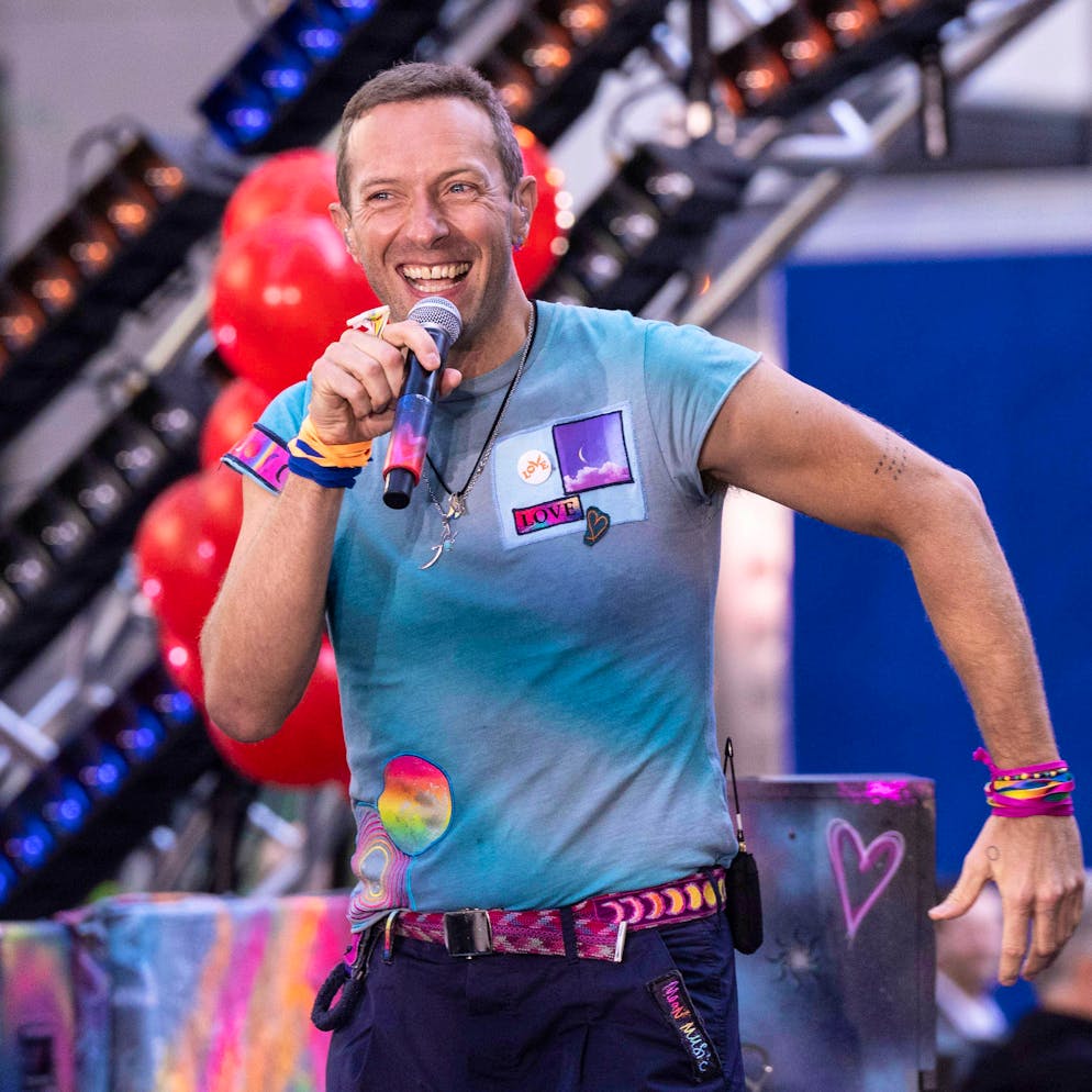 Scary moment in Melbourne: Coldplay singer Chris Martin falls into a hole  on stage | blue News