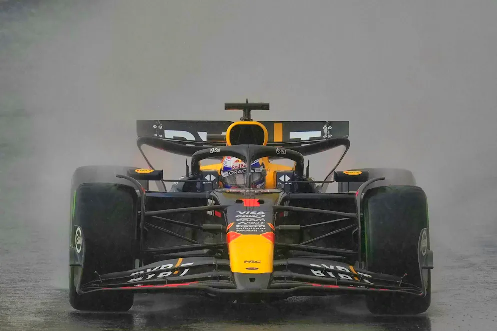 Bowing to Verstappen: 