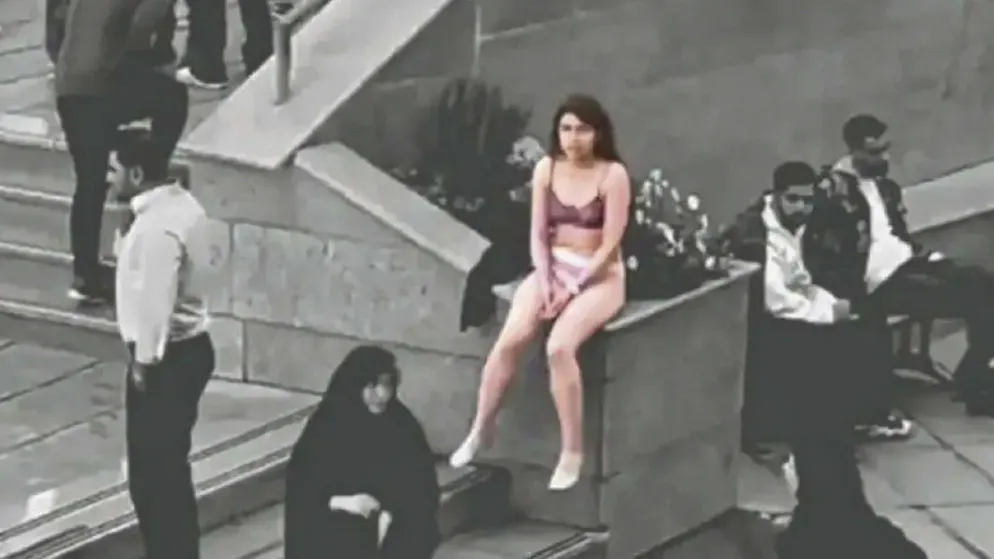 Arrêtée après s’être dévêtue. Ahou Daryaei, l’étudiante qui défie le régime iranien, inspire le monde