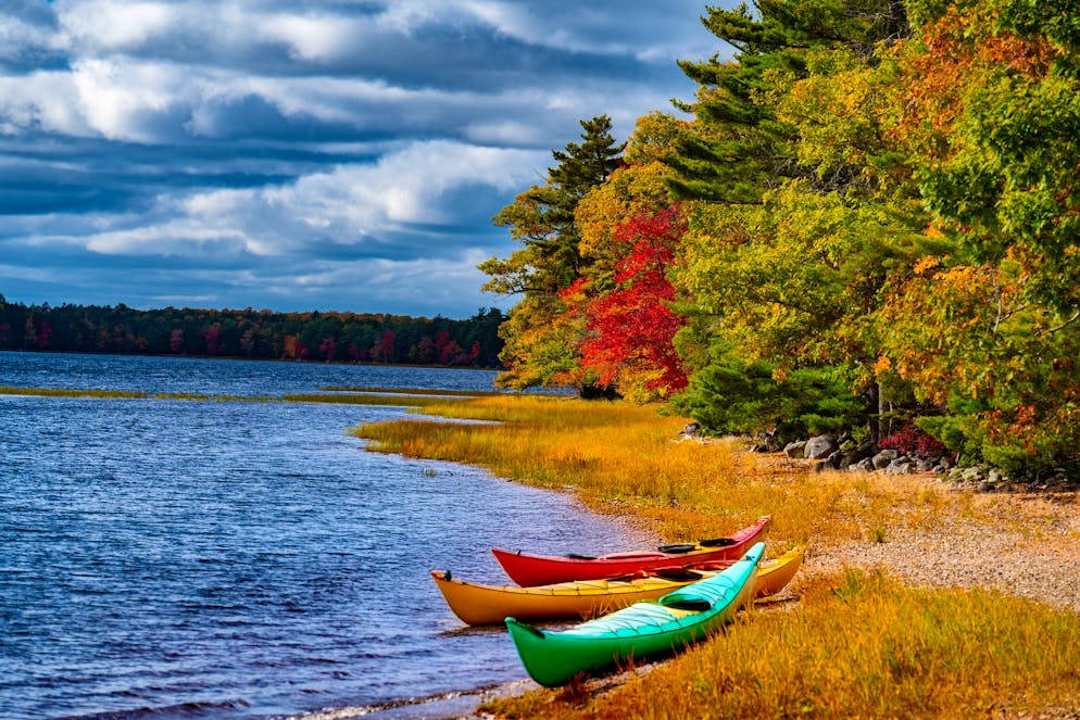 Unterwegs in der kanadischen Provinz: So schön ist Nova Scotia im Herbst. Der Kejimkujik-Nationalpark ist nicht nur mit Wander- und Bike-Trails ausgestattet, hier können Abenteuerlustige auch auf Kanu-Tour gehen.