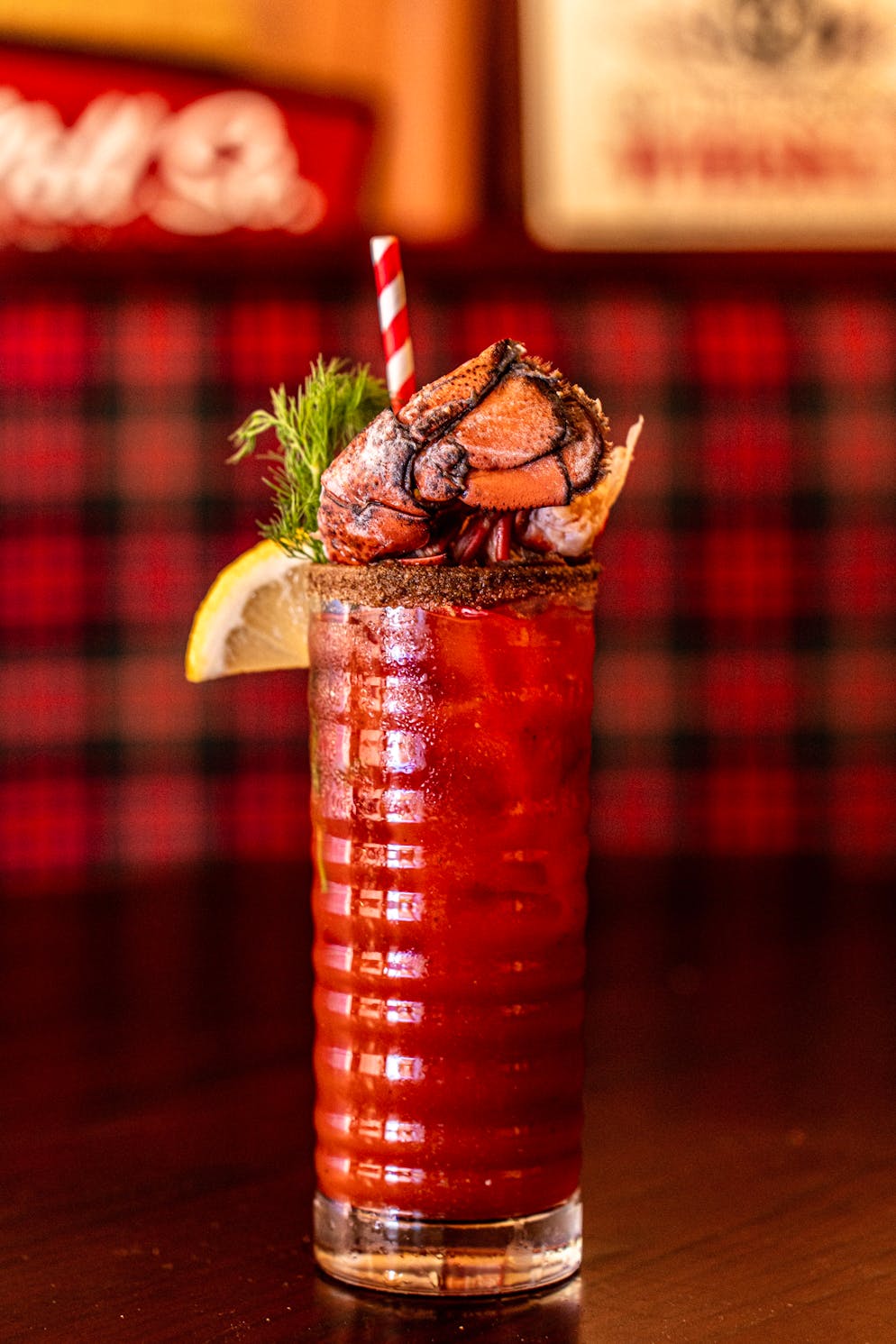 Unterwegs in der kanadischen Provinz: So schön ist Nova Scotia im Herbst. Sogar Cocktails werden mit Lobster getoppt. 