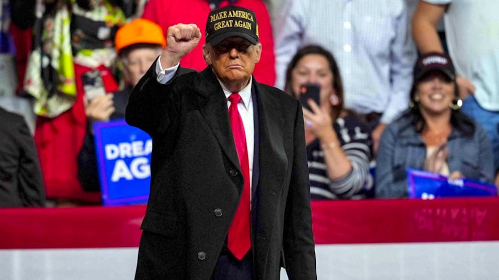 Donald Trump continua a spararle grosse alla vigilia dell'Election Day.