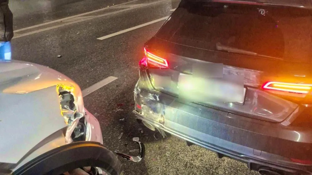 Under the influence of alcohol, a driver in Fribourg hit the car in front of him.