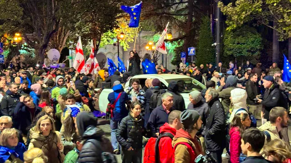 In the Georgian capital Tbilisi, many people are protesting against the result of the disputed election.
