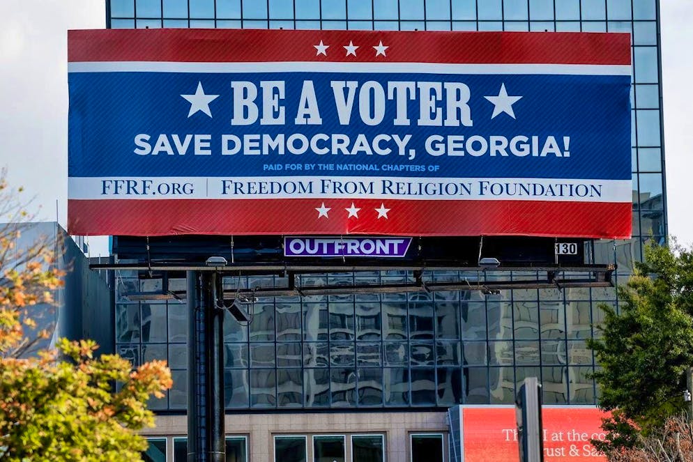 Un manifesto elettorale ad Atlanta esorta i cittadini statunitensi a votare democratico. Il voto è ferocemente conteso nello Stato noto per la sua ospitalità tipicamente «sudista».